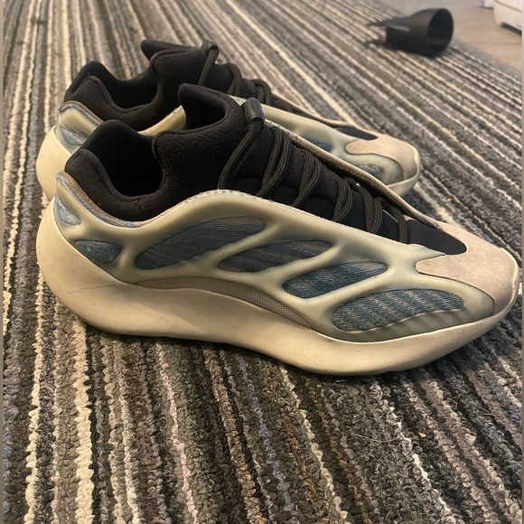 Yeezy Kyanite 700 - Picture 4 of 4